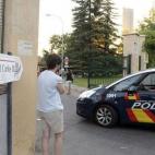 La Policía llega al hospital antes del ingreso de Miguel Pájares, el primer paciente infectado de ébola que va a recibir tratamiento en Europa.