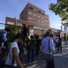 Las ambulancias que han trasladado a los dos pacientes desde Torrejón hasta el hospital han entrado por una puerta diferente a la habitual, mientras un helicóptero de la Policía Nacional sobrevolaba la zona.