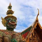 Su arquitectura es una explosión de colores brillantes que combina el pan de oro, rutilantes cachitos de porcelana china, animales mitológicos, exhuberante vegetación, guerreros e imágenes sagradas de Buda. Bangkok alberga unos 400 templos, ...