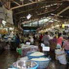 En cada rincón de Bangkok hay alguien vendiendo algo. El mercado nocturno de Patpong, en Silom Road, es uno de los más conocidos y transitados por los turistas en busca del mejor chollo tras un amigable regateo. La zona también es una de las ...