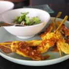 Incluso la versión 'light' para los turistas pica. Pero pasado el primer momento, en el que parece que la lengua se te va a caer a pedazos, la combinación de especias y nuevos sabores te atrapa. Dulce, amargo, picante, ácido y salado se junta...