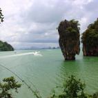 Porque todo lo anterior está muy bien, pero no hay nada como descansar unos días en una playa de aguas turquesas y cristalinas rodeado de palmeras. La isla de Phuket es un referente para los turistas en Tailandia. Largas playas de arena blanca...