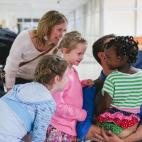 La familia Via comenzó el proceso de adopción de Chloe, procedente de Uganda, hace dos años. En diciembre de 2012, a Chloe le denegaron el visado. Así que la familia Via emprendió la campaña "Bring Home To Chloe" y todos se trasladaron a U...