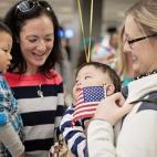 Alex llegó a casa desde Corea en noviembre de 2013. Foto de Sandra Eminger, Three Continents Photography