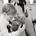 Dos años después, en febrero de 2014, los Haden adoptaron a Crew en Níger. Foto de Kenny Bahr