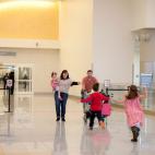 Clark y Elizabeth Pegg adoptaron en China a Anna Corinne, que en la foto conoce a sus hermanos mayores Katie y Bryson Pegg. Foto de Kirsten Lee para Red Thread Sessions