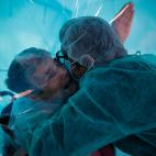 Residentes de Santa Luc&iacute;a, abrazando a sus allegados.