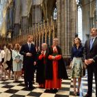 Los reyes y el pr&iacute;ncipe Harry en la abad&iacute;a de Westminster.