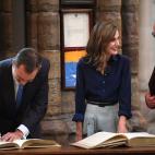 Los reyes firman en el libro de honor de la abad&iacute;a de Westminster.