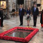 Los reyes y el pr&iacute;ncipe Harry en la tumba al soldado desconocido de la abad&iacute;a de Westminster.