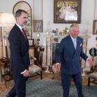 La reina Letizia accede al sal&oacute;n de Clarence House, donde ya est&aacute;n el rey Felipe VI y Carlos de Inglaterra.