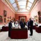 Los reyes de Espa&ntilde;a observan una vitrina con objetos espa&ntilde;oles en el palacio de Buckingham, a donde han llegado junto a Isabel II y el duque de Edimburgo.
