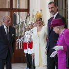 Los reyes de Espa&ntilde;a a su llegada al palacio de Buckingham, donde pasar&aacute;n las noches del mi&eacute;rcoles y del jueves.