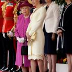 Isabel II conversa con la reina Letizia bajo la mirada de Theresa May.