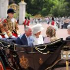 Carlos y Camila, en un carruaje a las puertas del palacio de Buckingham.