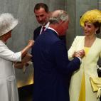 Los reyes Felipe y Letizia en la primera parte de su visita, saludando al pr&iacute;ncipe Carlos y a Camila, la duquesa de Cornualles, en su hotel de Londres.