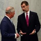 El rey Felipe charla con el pr&iacute;ncipe Carlos.