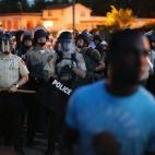 Un buen número de agentes ha estado presente durante los cuatro días de manifestaciones en el barrio de San Luis en Ferguson (Misuri).