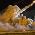Las protestas han dado lugar a disturbios entre la policía y los manifestantes. En la fotografía, se observa el estallido de una bomba de humo.