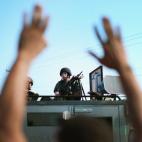 Según informa el diario El País, los numerosos agentes de seguridad desplegados por la zona lanzaron gases lacrimógenos a algunos de los manifestantes, e incluso uno de ellos disparó contra un hombre que, de acuerdo con la policía del conda...