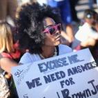 Esta joven se manifiesta de forma pacífica con una pancarta en la que exige respuestas por la muerte de Michael Brown.