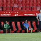 Banquillo del Betis: solo el técnico y unos pocos, abajo