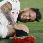 Lucas Ocampos (Sevilla) se duele tras una entrada