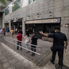 La Polic&iacute;a controla el tr&aacute;fico de aficionados en los alrededores del estadio