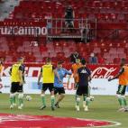 Calentamiento del Betis, algunos con mascarilla