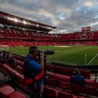 Varios fot&oacute;grafos se preparan antes del comienzo del partido