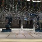 ¿Alguna vez habías pensado que un robot fuese capaz de ponerte una copa? Pues solo tienes que acercarte al Bionic Bar, elegir tu combinado en los iPads que hay en las mesas y disfrutar de tu elección. En el viaje preinaugural, que partió de ...