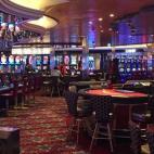 Un enorme casino recorre la parte central de la cubierta 4. Es como una ciudad al margen del crucero. Territorio comanche donde no sabes qué te da más miedo, si el dinero que puedes perder o que todo el mundo pueda fumar en medio de esa impone...