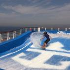 Puede que tengas miedo a relajarte demasiado. Entre comidas copiosas, todo tipo de bebidas y baños desestresantes, el cuerpo siempre pide algo de actividad. Atrévete con el simulador de surf (y con la sensación -falsa- de que te puedes caer p...