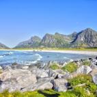 Por encima del Círculo Polar Ártico están las Lofoten, unas islas que se caracterizan por sus montañas verdes, playas y grandes zonas todavía vírgenes. En la actualidad, aunque cada vez hay más turismo por la zona, sigue siendo un lugar d...
