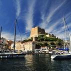 Córcega es muy grande y, si alguien naufragara cerca de ella, habría muchos destinos donde podría acabar. Si tuviera la suerte de acabar en Bonifacio, descubriría una de las poblaciones más bonitas de la isla. Ubicada en lo alto de un promo...