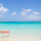 Provo es una pequeña isla de menos de 100 kilómetros cuadrados donde dicen que se encuentran las mejores playas del mundo. También tiene un arrecife de coral lleno de vida y es el único lugar del mundo con una granja de caracolas. A lo que v...