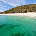 No podían faltar las islas de Monteagudo, Do Faro y San Martiño, es decir, las islas Cíes. Cada año, miles de españoles y miles de personas de todo el mundo se desplazan aquí a disfrutar de sus aguas y de la tranquilidad que ofrece este lu...