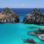 La mayor isla de Fernando de Noronha, y la única que está habitada, tan solo tiene 17 kilómetros cuadrados. El resto de las islas forman parte de un parque nacional marino y todas en su conjunto fueron declaradas Patrimonio de la Humanidad en...