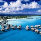 Un clásico de las lunas de miel. En Bora Bora, los over-the-water, esos bungalows flotantes, son la edificación característica de la zona y donde todo el mundo ha soñado alguna vez con pasar unos días de relax. Ver más fotos de Bora Bora.