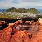 Una isla donde cualquier náufrago podría vivir como sus habitantes: a partir de la pesca. En Heimaey, la vida es tranquila entre el mar, los frailecillos y el volcán Eldfell, que ahora mismo está callado pero que, en 1973, estuvo en erupció...