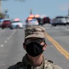 Un miembro de la Guardia Nacional vigila la escena