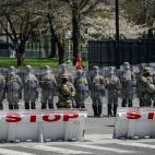 Decenas de miembros de la Guardia Nacional, a la entrada del recinto