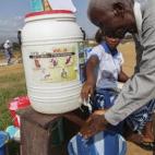 Posteriormente, el virus se propaga en la comunidad mediante la transmisión de persona a persona, por contacto directo (a través de las membranas mucosas o de la piel) con órganos, sangre, secreciones u otros líquidos corporales de personas ...