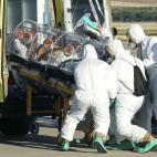 Imagen captada durante el traslado del religioso español Miguel Pajares, infectado por ébola. El Gobierno español ha anunciado que la Orden de San Juan de Dios a la que pertenece el sacerdote tendrá que asumir parte de los costes de su repat...