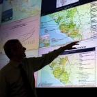 Stephan Monroe, subdirector del centro nacional de enfermedades infecciosas y emergentes (Atlanta, EEUU) señala las zonas de Liberia en el oeste de África afectadas por la enfermedad. El virus no tiene cura, pero se puede sobrevivir a él.