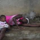 Una mujer llora la muerte de un familiar a causa del ébola a las afueras de Monrovia (Liberia).