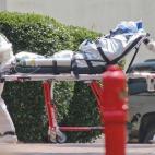 Trabajadores médicos trasladan a la estadounidense Nancy Writebol, que ha sido repatriada desde Liberia, a un hospital de EEUU. Es la segunda estadounidense infectada.