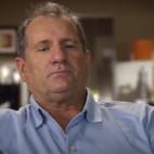 Jay es el patriarca de la familia, un empresario de &eacute;xito divorciado, que sorprende a todos cuando se enamora de Gloria, una atractiva mujer mucho m&aacute;s joven