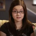 La superdotada hermana mediana no s&oacute;lo se enfrenta a la manera de ver la vida de su hermana mayor y de su hermano peque&ntilde;o. Tampoco logra entender a su madre y a su padre.