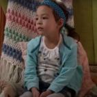 Es la hija vietnamita de Mitch y Cam. Apareci&oacute; siendo un beb&eacute; y la hemos visto crecer a trav&eacute;s de la peque&ntilde;a pantalla.